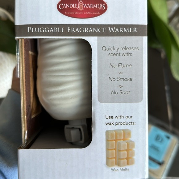Brand new! Plug in wax warmer with 2 scented waxes - Picture 2 of 6
